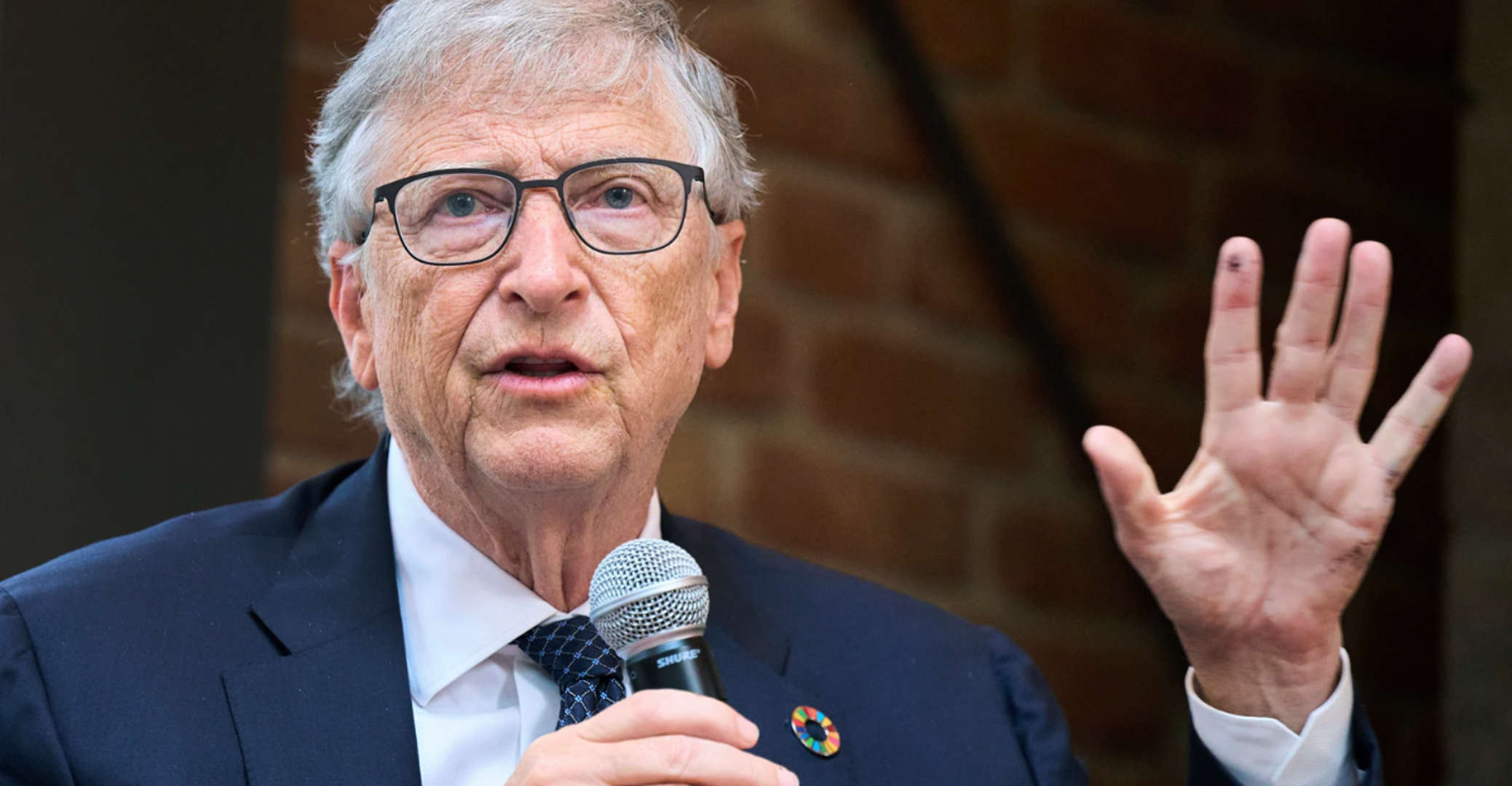 Read more about the article Gates Declares Smartphone Era Nearing Its End With New Tech Rising